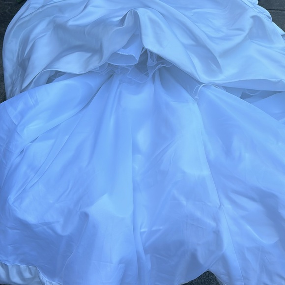 Size 6 Demetrios White Wedding Gown - Picture 3 of 3